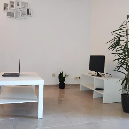 Your Walking Distance From Stunning Beaches Apartment *